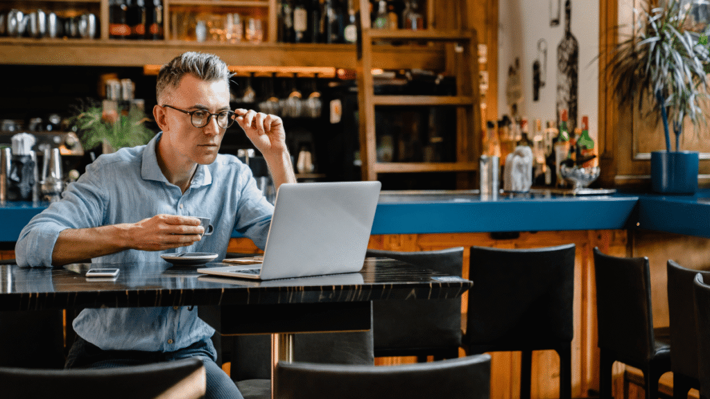 Laptop-in-restaurant Dubbele klanten toevoegen