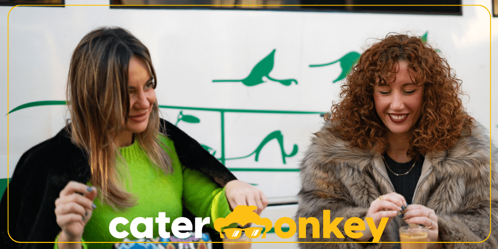 Twee vrouwen voor een foodtruck met een smoothie