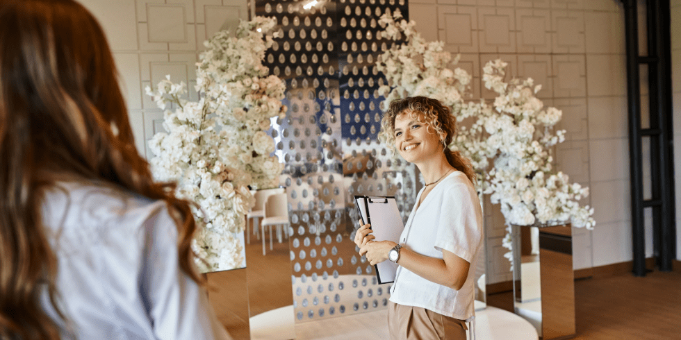 Een medewerker van een evenementlocatie na het accepteren van de offerte