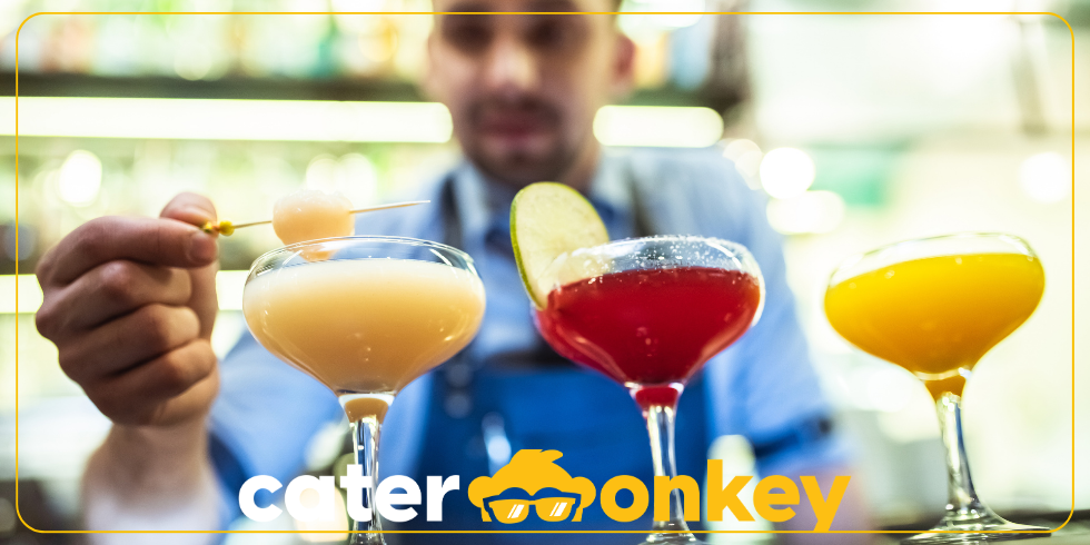 Barman con cócteles en un evento de catering