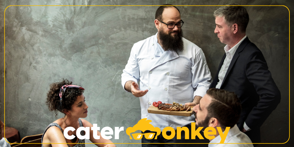 Un chef présente un plat à des invités professionnels à table
