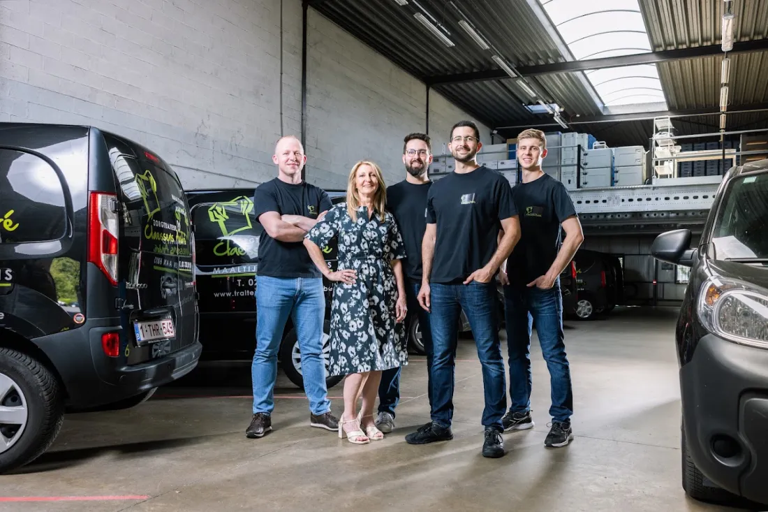 Het team van Zorgtraiteur Claessens tussen de bestelwagens