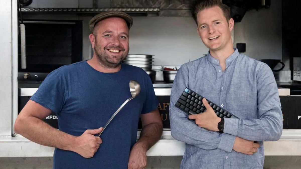 Maty Van Geirt en Marten Sytema van Catermonkey, met een lepel en een toetsenbord, symbool voor catering en software