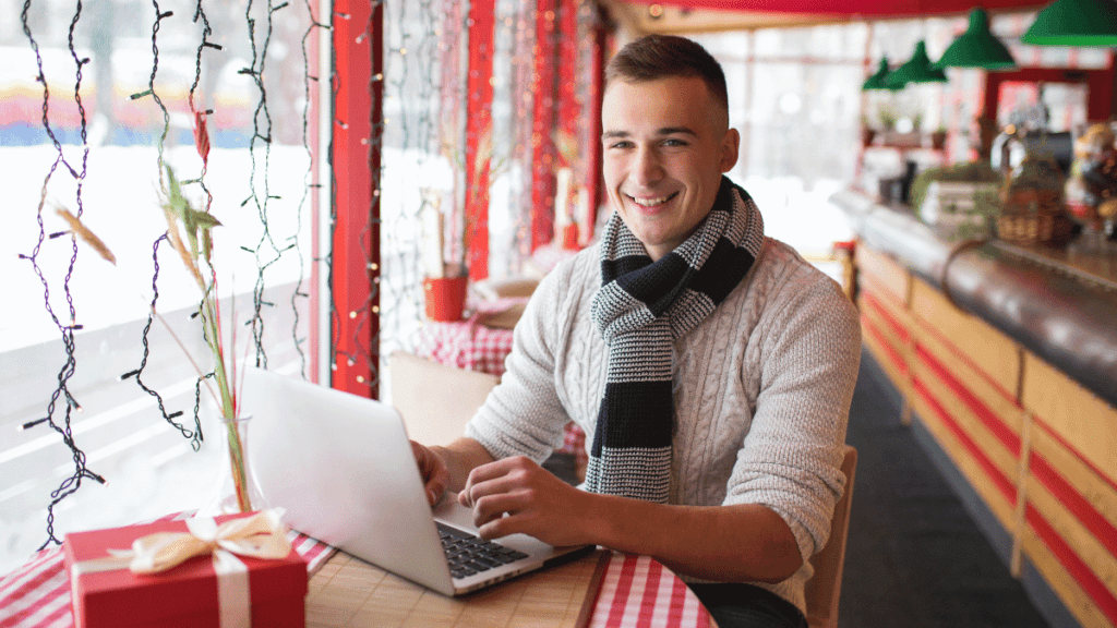 Man met laptop in een restaurant