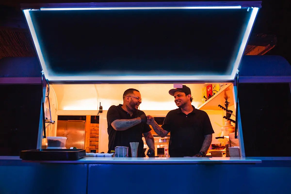 two-young-chefs-in-their-food-truck-business-2023-01-25-13-16-39-utc Bedrijf vs Festival