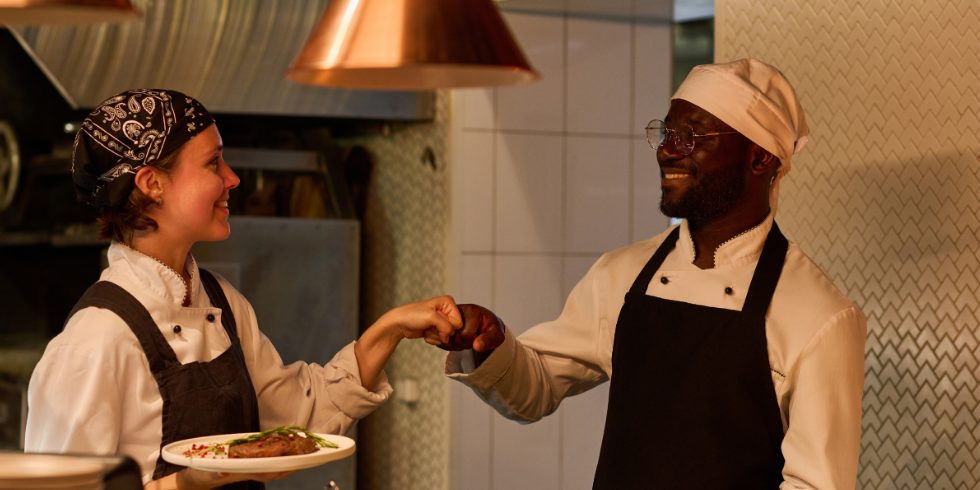 two-young-chefs-in-their-food-truck-business-2023-01-25-13-16-39-utc Bedrijf vs Festival